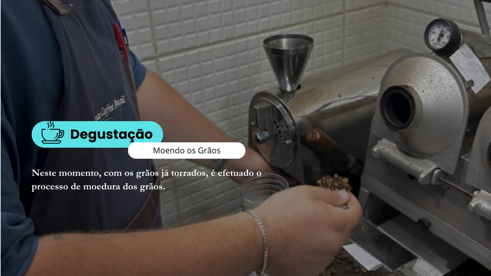 Moendo os grãos torrados